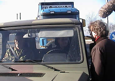 Theo Cornelissen houdt een jeep staande om te informeren wat het leger te zoeken heeft op Rotterdams grondgebied