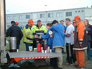 SP schenkt koffie voor de havenwerkers (Foto: Kevin Levie/SP)