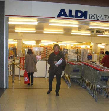 SP-fractievoorzitter Theo Cornelissen informeert klanten van Aldi over het personeelsbeleid