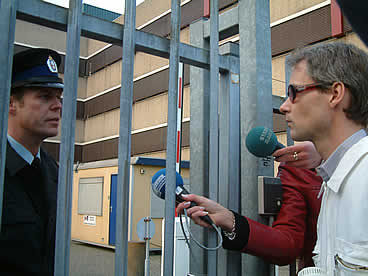 Harry van Bommel bij de toegangspoort van het militair planningscentrum in Capelle aan den IJssel