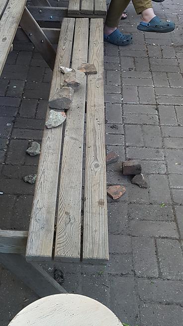 Brokstukken op de bank, door een tuinder uit de grond getrokken